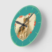 Calico Kitten im Herzen Runde Wanduhr (Winkel)