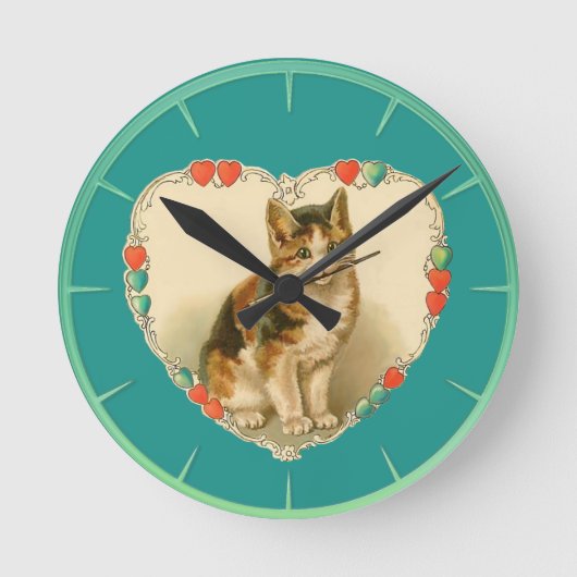 Calico Kitten im Herzen Runde Wanduhr (Vorderseite)