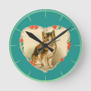Calico Kitten im Herzen Runde Wanduhr