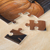 Calico Kitten sitzt unter Herbstlauben Puzzle (Seite)