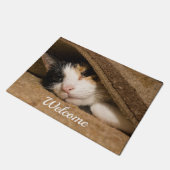 Calico unter der Rug Willkommenstürme Fußmatte (Schrägansicht)