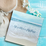 California Beach wächst in Flip Flops besser Puzzle<br><div class="desc">"Das Leben ist besser in Flip Flops." Entspannen Sie sich, während Sie die Wellen hinein und aus beobachten. Atmen, erkunden und genießen Sie die Einsamkeit eines leeren kalifornischen Strandes, wenn Sie an diesem atemberaubenden, pastellblauen und weißen Ozeanschauen-Puzzle arbeiten. Macht ein großartiges Geschenk! Kommt in eine besondere Geschenkboxen. Sie können dieses...</div>