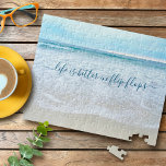 California Beach Waves Life ist besser im Dreh Flo Puzzle<br><div class="desc">"Das Leben ist besser in Flip Flops." Entspannen Sie sich, während Sie die Wellen hinein und aus beobachten. Atmen, erkunden und genießen Sie die Einsamkeit eines leeren kalifornischen Strandes, wenn Sie an diesem atemberaubenden, pastellblauen und weißen Ozeanschauen-Puzzle arbeiten. Macht ein großartiges Geschenk! Kommt in eine besondere Geschenkboxen. Sie können dieses...</div>