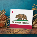 California Cali Republic Bear Flag, US Staaten Pla Fotoplatte<br><div class="desc">Die offizielle Flagge des Staat von Kalifornien. Es ist bekannt als die Bärenflagge. Auf der Bärenflagge-Revolte "Juli 1846" rebellierte eine kleine Gruppe amerikanischer Siedler in Kalifornien gegen die mexikanische Regierung und erklärte Kalifornien zu einer unabhängigen Republik. Die Namen sind Cali, Goldener Staat, das Land der Milch und Honig, der Staat...</div>