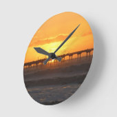 California Peer at Sunset Runde Wanduhr (Winkel)