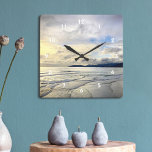 California Pismo Beach Dramatisches Cloud Sunset F Quadratische Wanduhr<br><div class="desc">Dieses dramatische Pismo Beach, Kalifornien, weite, unberührte, sandige Strandlandschaft, nah zum Sonnenuntergang genommen, strahlt Ruhe und Einsamkeit aus. Hier finden Sie die Surfer, die für den perfekten Wellengang gewartet sind, sowie die kleinen Vögel, die nach ihrem Abend-Snack suchen. Erinnern Sie sich an die Erinnerungen des Sommers, wann immer Sie die...</div>