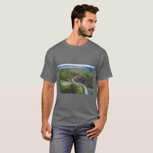 California Road Design Logo – Adventure Awaits on T-Shirt (Vorne ganz)