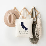 California Wedding Welcome Tragetasche<br><div class="desc">Willkommen aus der Stadt Hochzeitsgäste mit einer Tasche voll von Snacks und Leckereien personalisiert mit dem Staat, wo Sie heiraten, die Braut und Bräutigam Namen und Hochzeitsdatum. Klicken Sie auf Anpassen, um das Herz zu verschieben, um eine beliebige Stadt oder Position auf der Staat-Karte anzuzeigen. Verwenden Sie die Designwerkzeuge, um...</div>