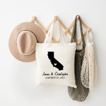 California Wedding Welcome Tragetasche<br><div class="desc">Willkommen aus der Stadt Hochzeitsgäste mit einer Tasche voll von Snacks und Leckereien personalisiert mit dem Staat, wo Sie heiraten, die Braut und Bräutigam Namen und Hochzeitsdatum. Klicken Sie auf Anpassen, um das Herz zu verschieben, um eine beliebige Stadt oder Position auf der Staat-Karte anzuzeigen. Brauchen Sie einen anderen Staat...</div>