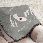 California Zuhause Staaten Personalisiert Decke<br><div class="desc">Zeigen Sie Zuhause-Staatsstolz mit dieser niedlichen rustikalen grauen Werftdecke mit "Zuhause" in weißer Kalligrafie-Schrift, die mit einer Silhouette des Staat von Kalifornien stehend für den Buchstaben "O" zeigt. Eine rosa Herzillustrierung in der Staat-Karte vervollständigt das Design; Sie können die Herzposition in Ihrer Zuhause-Stadt ändern, indem Sie das Design-Tool öffnen und...</div>