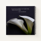 Calla liegt auf dunklem Hintergrund Notizblock (Rückseite)