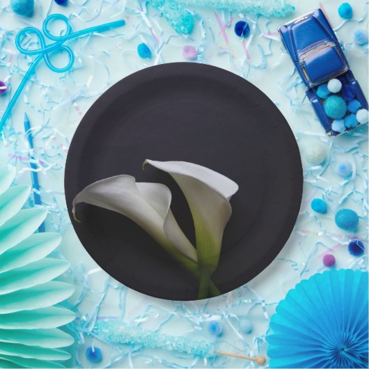 Calla liegt auf dunklem Hintergrund Pappteller (Party)