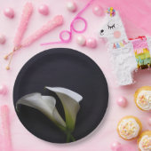 Calla liegt auf dunklem Hintergrund Pappteller (Party)
