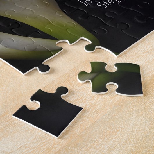 Calla liegt auf dunklem Hintergrund Puzzle (Seite)