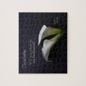 Calla liegt auf dunklem Hintergrund Puzzle (Vertikal)