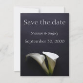 Calla liegt auf dunklem Hintergrund Save The Date (Vorderseite)