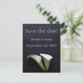 Calla liegt auf dunklem Hintergrund Save The Date (Stehend Vorderseite)