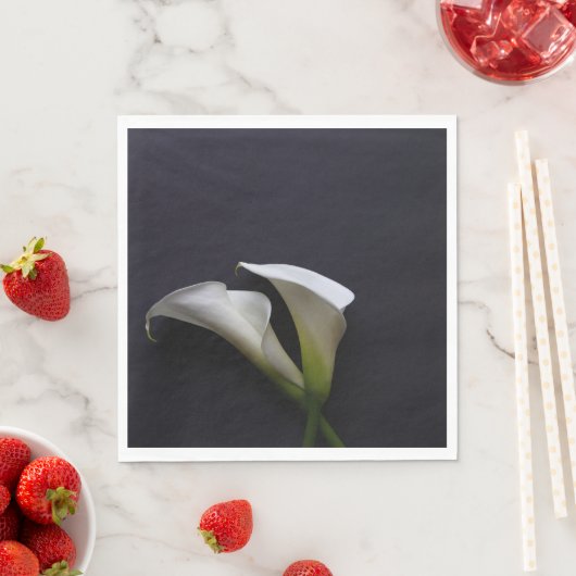 Calla liegt auf dunklem Hintergrund Serviette (Beispiel)