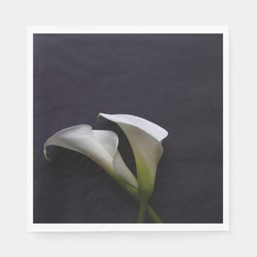 Calla liegt auf dunklem Hintergrund Serviette (Vorderseite)