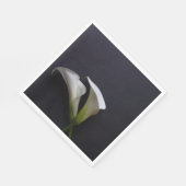 Calla liegt auf dunklem Hintergrund Serviette (Ecke)