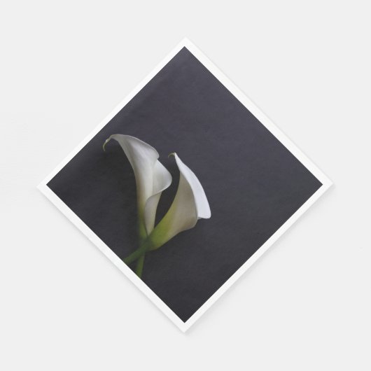 Calla liegt auf dunklem Hintergrund Serviette (Ecke)