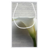 Calla Lilie auf altem Skript Kleine Geschenktüte (Rückseite)