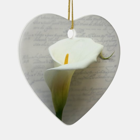 Calla-Lilie auf alten handgeschriebenen Herz-Ornam Keramik Ornament (Rechts)