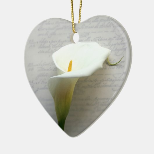 Calla-Lilie auf alten handgeschriebenen Herz-Ornam Keramik Ornament (Links)