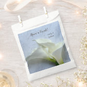Calla lilies auf dekorativem Hintergrund Geschenktütchen (Ausgeschnitten)