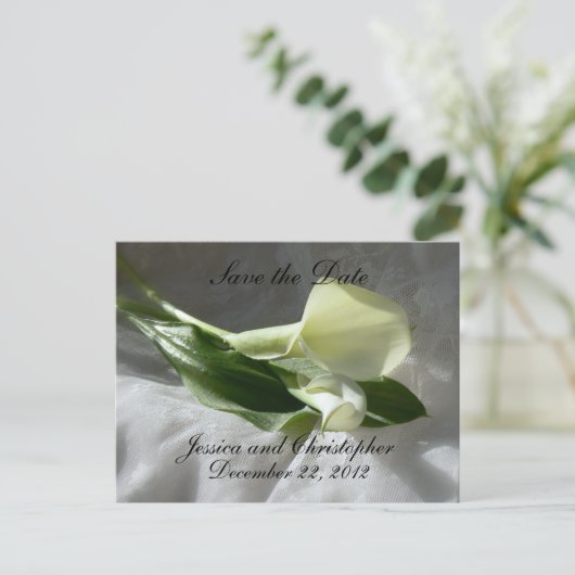 Calla Lilies auf der Weißen Spitze Save the Date Ankündigungspostkarte (Stehend Vorderseite)