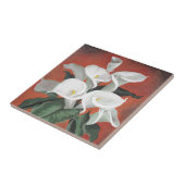 Calla Lilies auf einem roten Hintergrund Fliese (Seite)