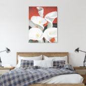 Calla Lilies auf einem roten Hintergrund Leinwanddruck (Insitu (Schlafzimmer))
