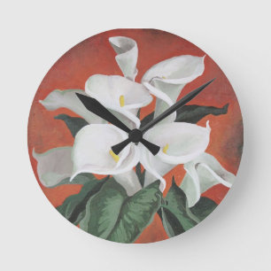 Calla Lilies auf einem roten Hintergrund Runde Wanduhr