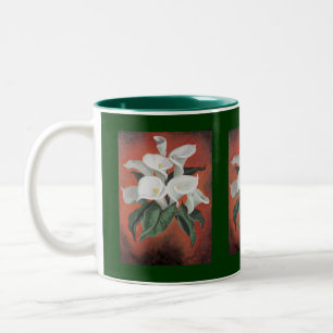 Calla Lilies auf einem roten Hintergrund Zweifarbige Tasse
