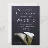 Calla lilies auf einer dunklen Hintergrundhochzeit Einladung (Vorderseite)