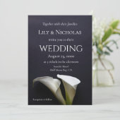 Calla lilies auf einer dunklen Hintergrundhochzeit Einladung (Stehend Vorderseite)