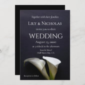 Calla lilies auf einer dunklen Hintergrundhochzeit Einladung (Vorne/Hinten)