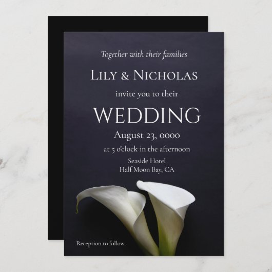 Calla lilies auf einer dunklen Hintergrundhochzeit Einladung (Vorne/Hinten)
