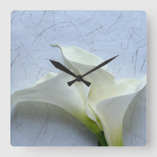 Calla lilies on decorative background quadratische wanduhr