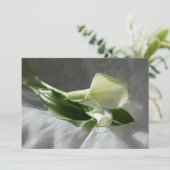 Calla Lilies on White Lace Wedding Einladung (Stehend Vorderseite)
