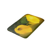 Calla Lily Bright Yellow Blätter Bokeh Badematte (Schrägansicht)