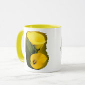 Calla Lily Bright Yellow Blätter Bokeh Tasse (Vorderseite Links)