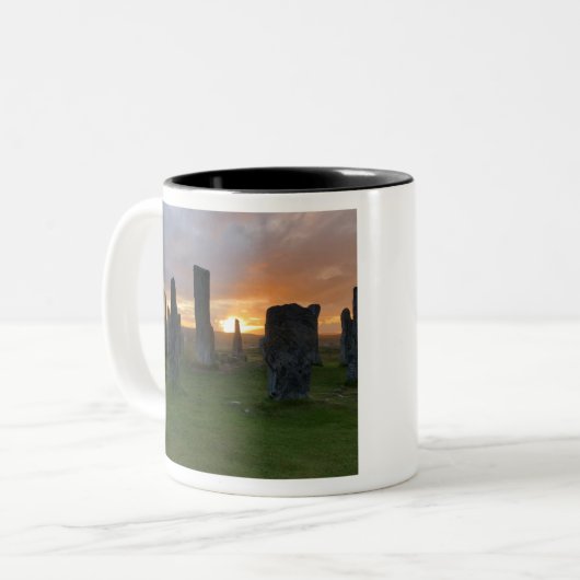 Callanish stehende Steine am Sonnenaufgang - Zweifarbige Tasse (Vorderseite Links)