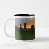 Callanish stehende Steine am Sonnenaufgang - Zweifarbige Tasse (Links)