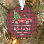 Calligrafie Frau Christmas Truck Red Kariert Ornament<br><div class="desc">Moderne Kalligraphie Drehbuch Unsere ersten Weihnachten als Mr. und Mrs. - Aquarellfarbener Vintager LKW-Ornament - Rotes Buffalo Kariert</div>