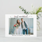 Calligrafie Red Heart Just Married Foto Hochzeit Ankündigung (Stehend Vorderseite)