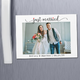 Calligrafie Red Heart Just Married Magnet Card