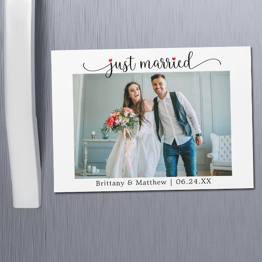 Calligrafie Red Heart Just Married Magnet Card
