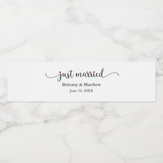 Calligrafie Red Heart Just Married Wedding Wasserflaschenetikett (Einzelnes Label)