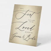 Calligrafisches Skript Gold Pick Eine SitzHochzeit Sockelschild (Vorderseite)